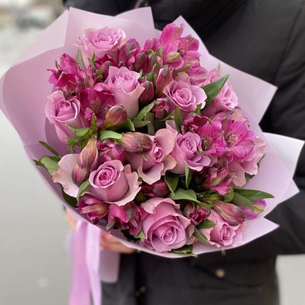 Сиреневый букет роз и альстромерий