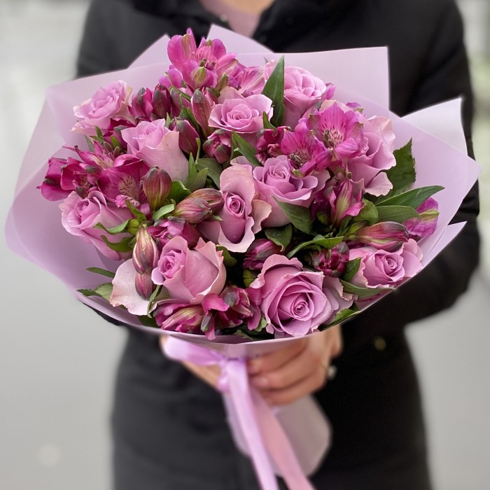 Сиреневый букет роз и альстромерий