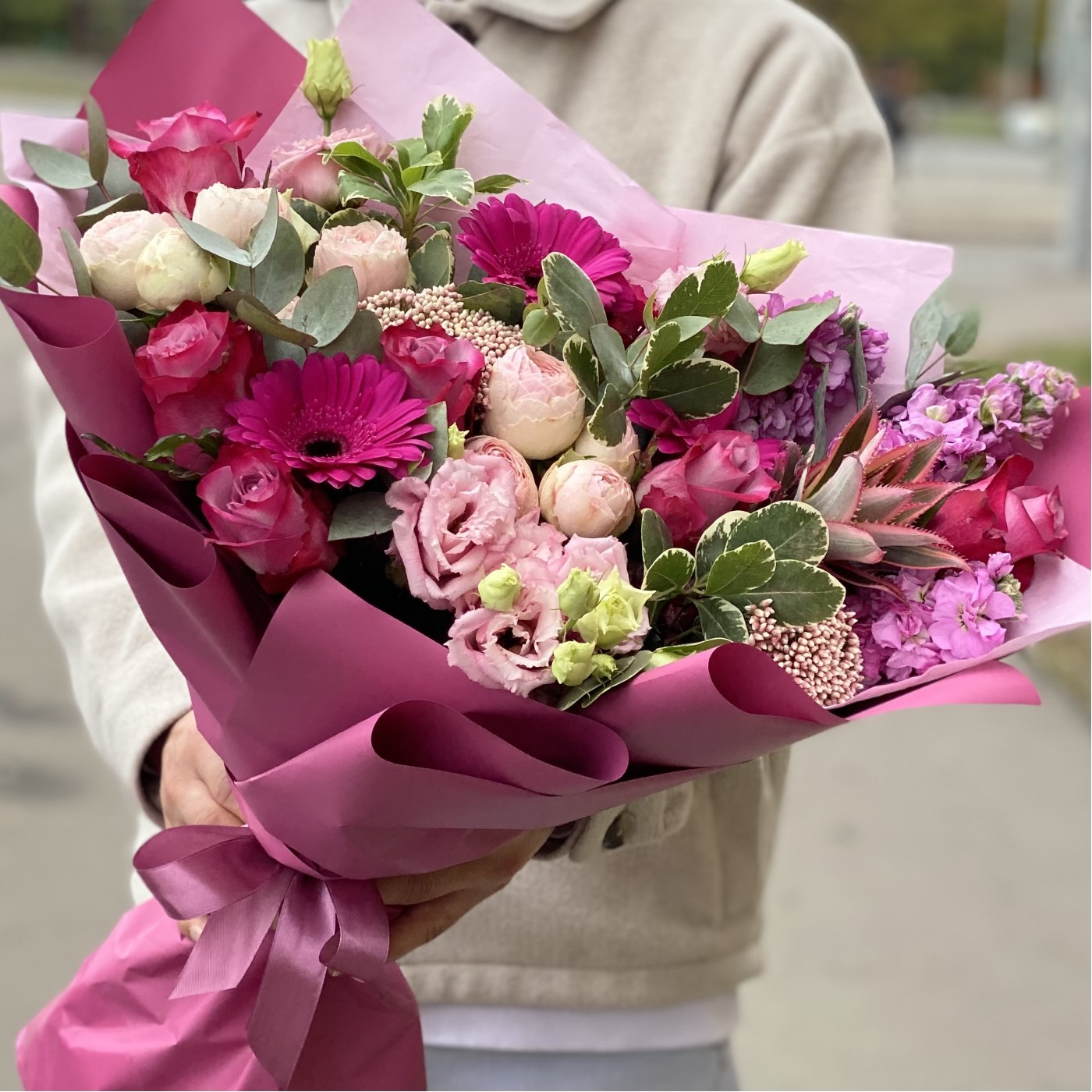 Роскошный букет розовых цветов с маттиолами на День Восьмого Марта