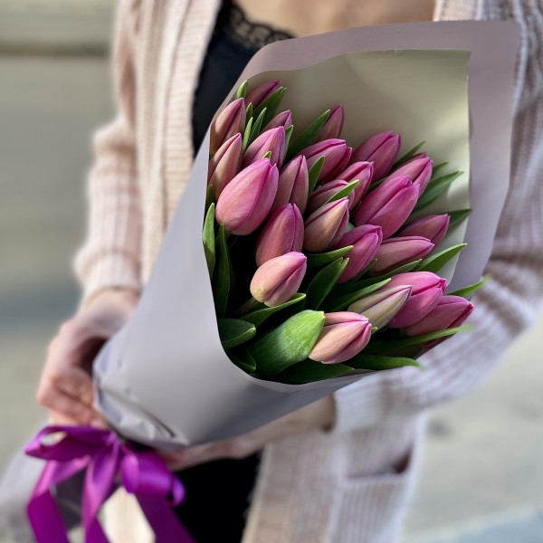 25 ярких лиловых тюльпанов