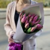 25 ярких лиловых тюльпанов
