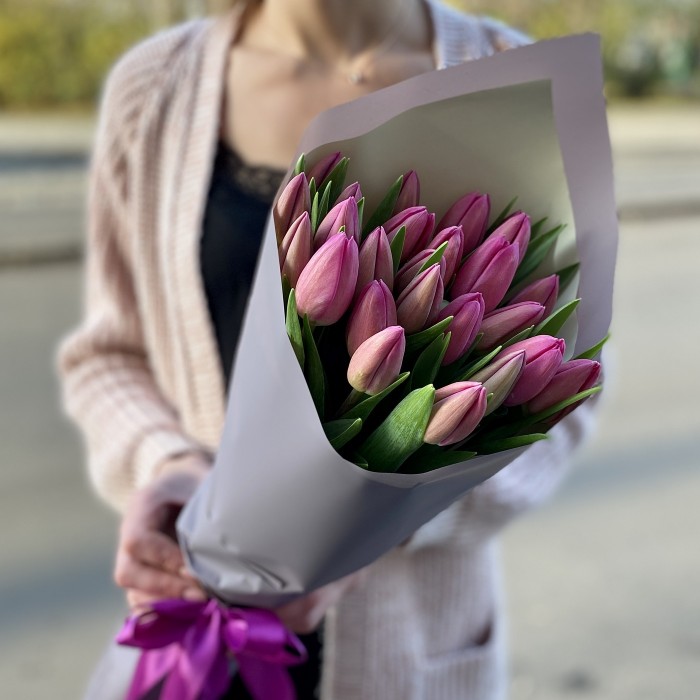 25 ярких лиловых тюльпанов