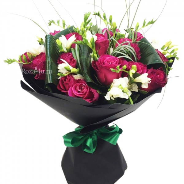 Букет из фрезии и роз