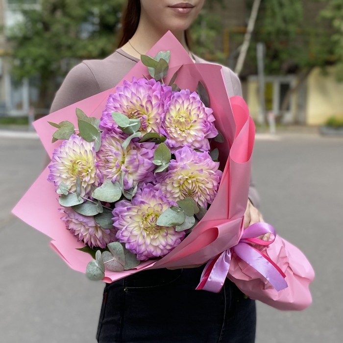 Букет георгинов с эвкалиптом