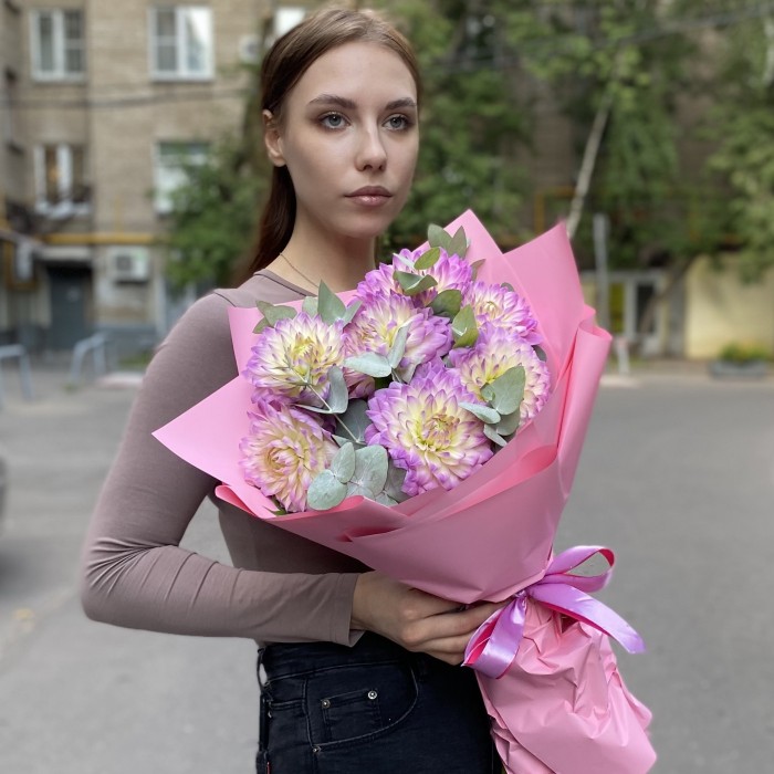 Букет георгинов с эвкалиптом