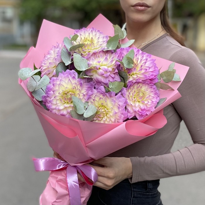 Букет георгинов с эвкалиптом