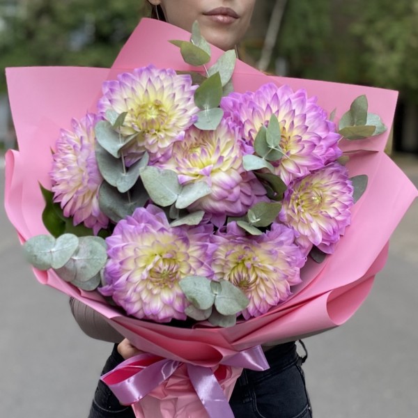 Букет георгинов с эвкалиптом