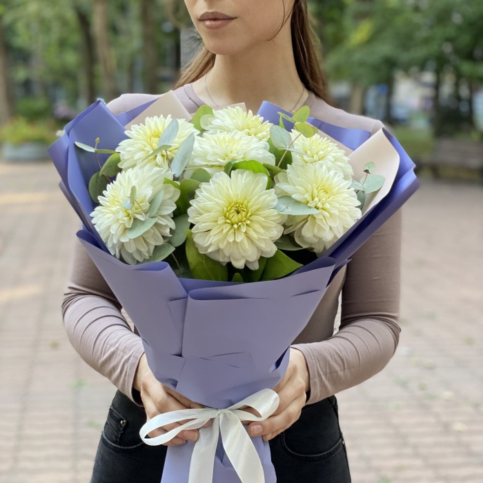 Букет из белых георгинов с эвкалиптом