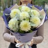 Букет из белых георгинов с эвкалиптом