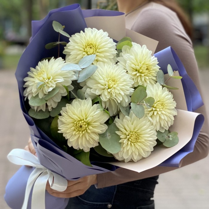 Букет из белых георгинов с эвкалиптом