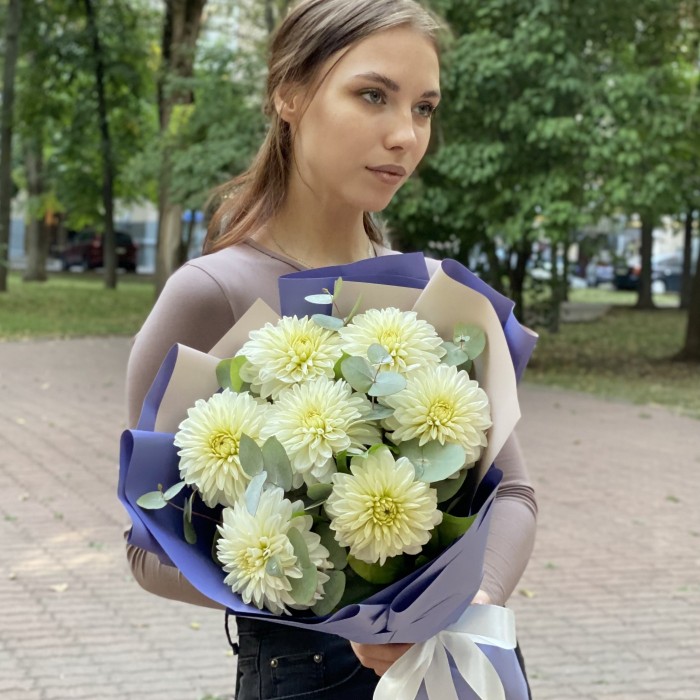 Букет из белых георгинов с эвкалиптом