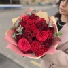 Букет из алых роз