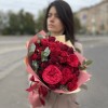 Букет из алых роз