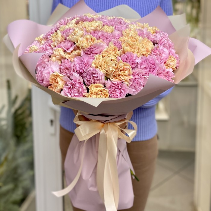 101 персиковая и розовая гвоздика