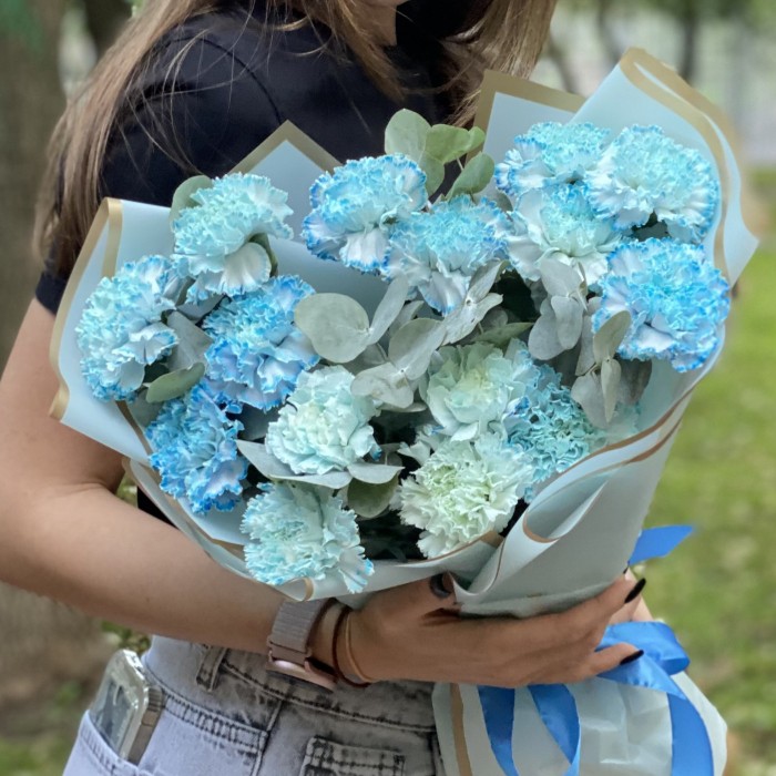 15 гвоздик Блю Молли с эвкалиптом