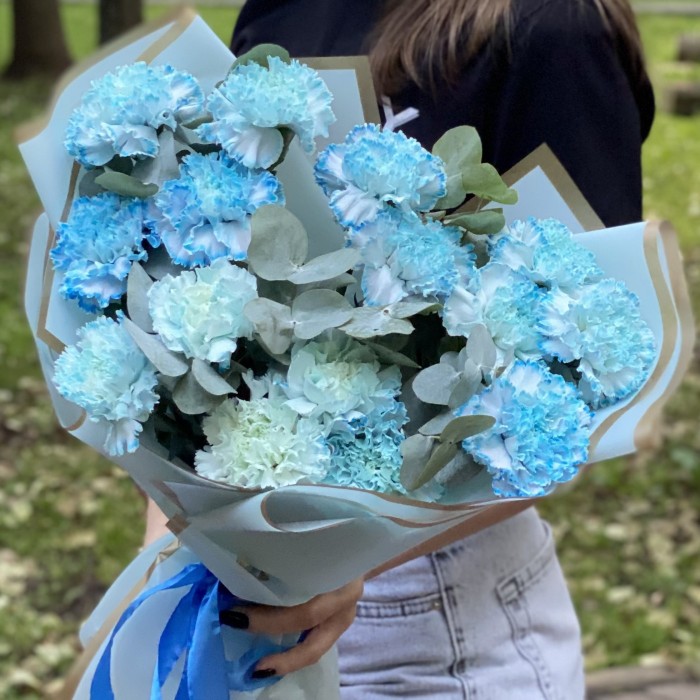 15 гвоздик Блю Молли с эвкалиптом