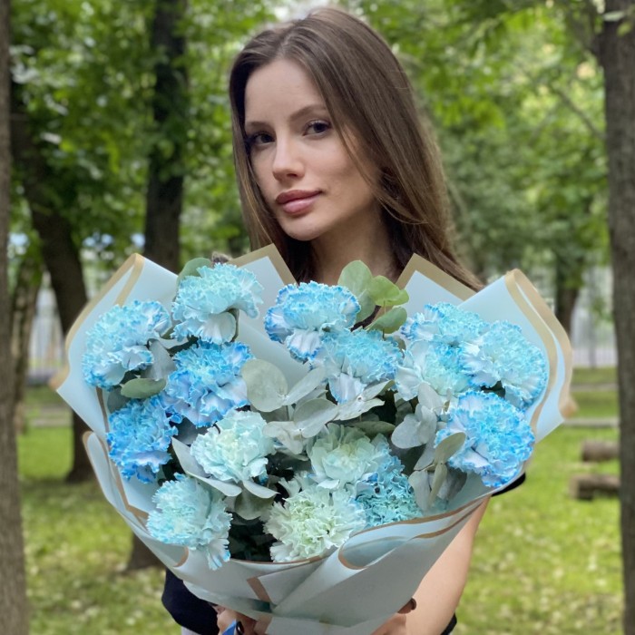 15 гвоздик Блю Молли с эвкалиптом