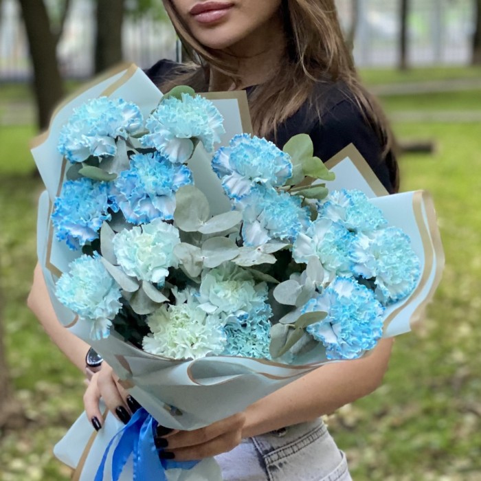 15 гвоздик Блю Молли с эвкалиптом