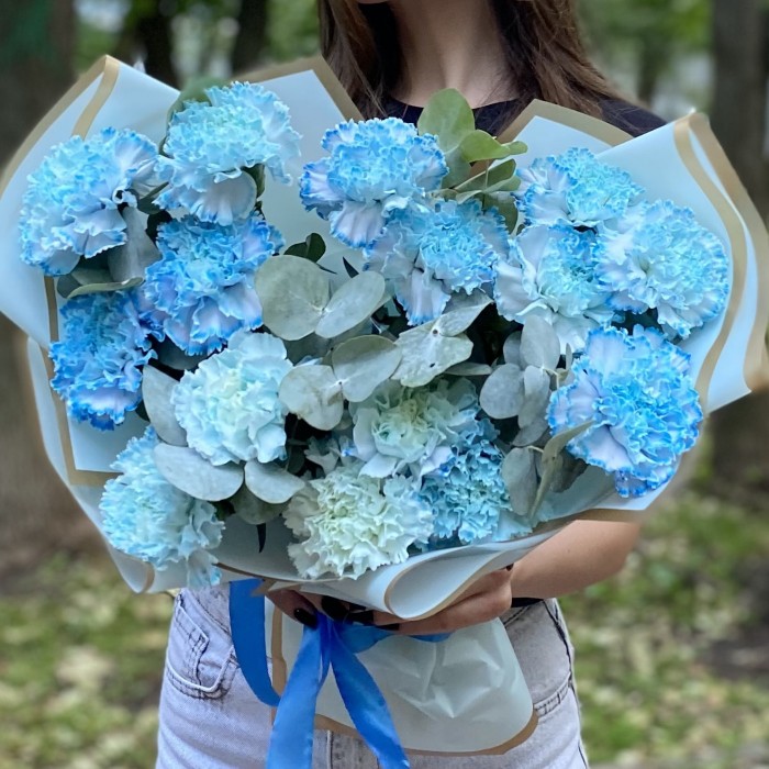 15 гвоздик Блю Молли с эвкалиптом