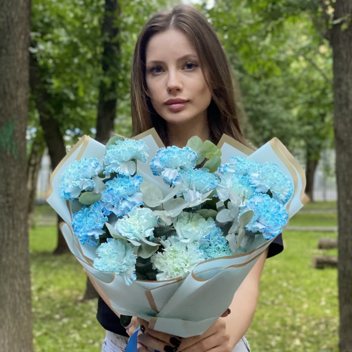 15 гвоздик Блю Молли с эвкалиптом