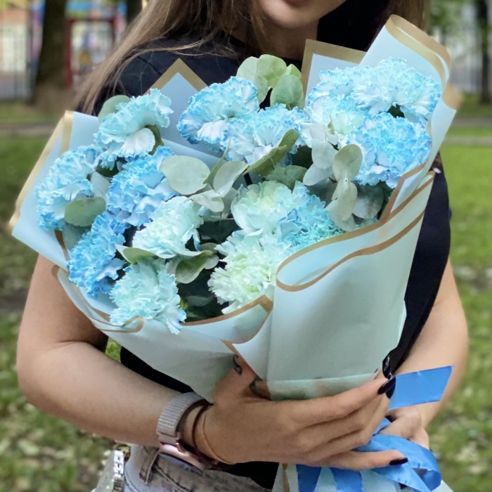 15 гвоздик Блю Молли с эвкалиптом