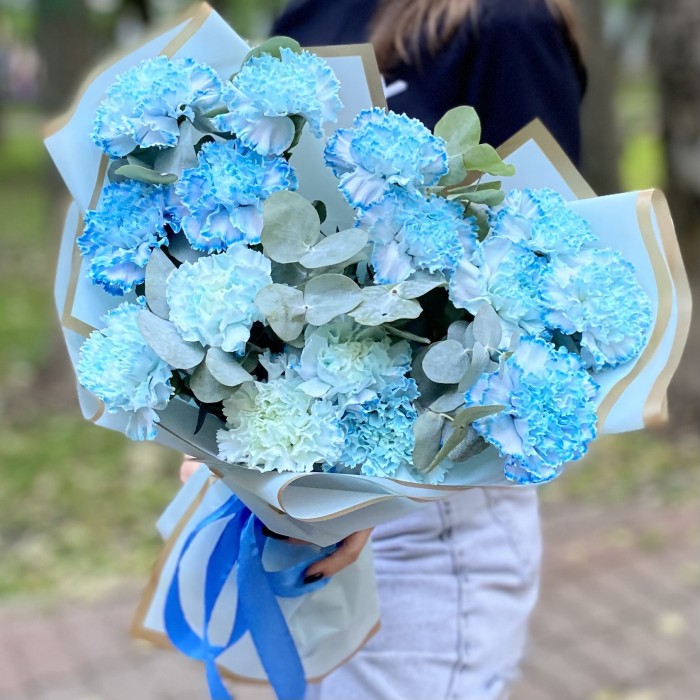 15 гвоздик Блю Молли с эвкалиптом