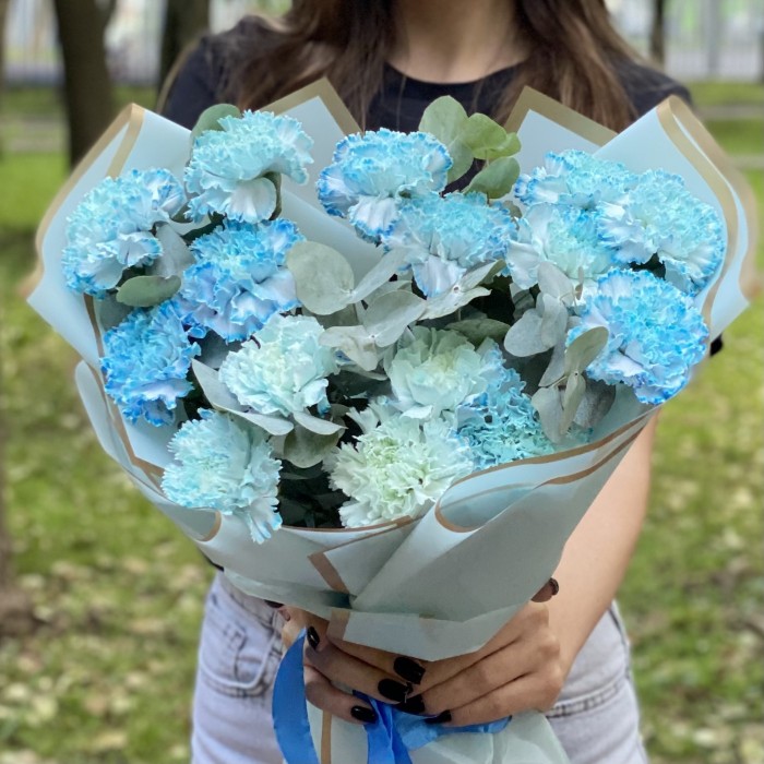 15 гвоздик Блю Молли с эвкалиптом