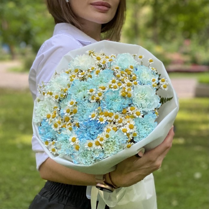 17 голубых  гвоздик Блю Молли с ромашками