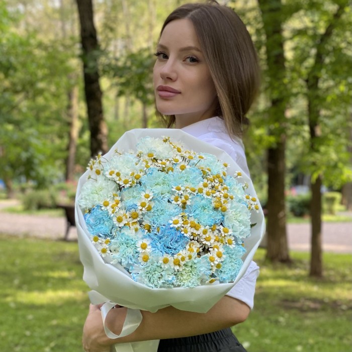 17 голубых  гвоздик Блю Молли с ромашками