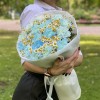 17 голубых  гвоздик Блю Молли с ромашками
