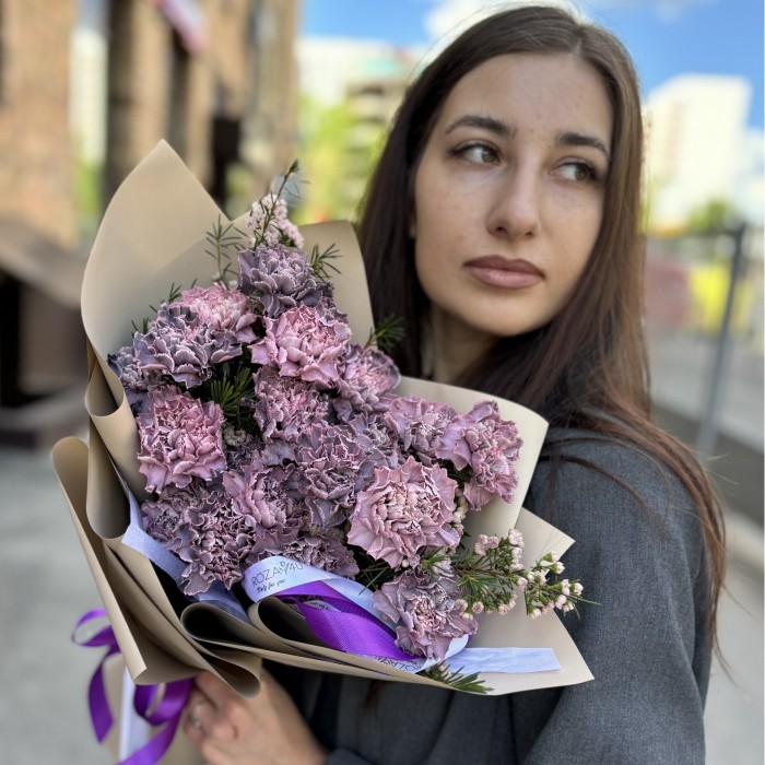 25 гвоздик Пинк Блэк Молли с ваксфлауэром