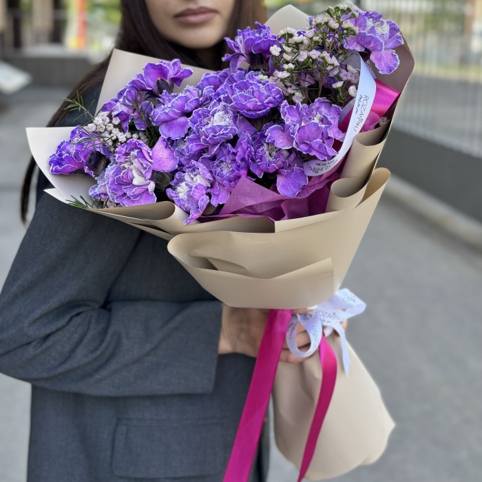 25 гвоздик Вайт Перпл Молли с ваксфлауэром