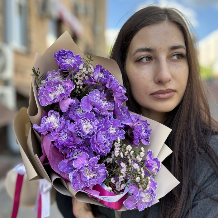 25 гвоздик Вайт Перпл Молли с ваксфлауэром