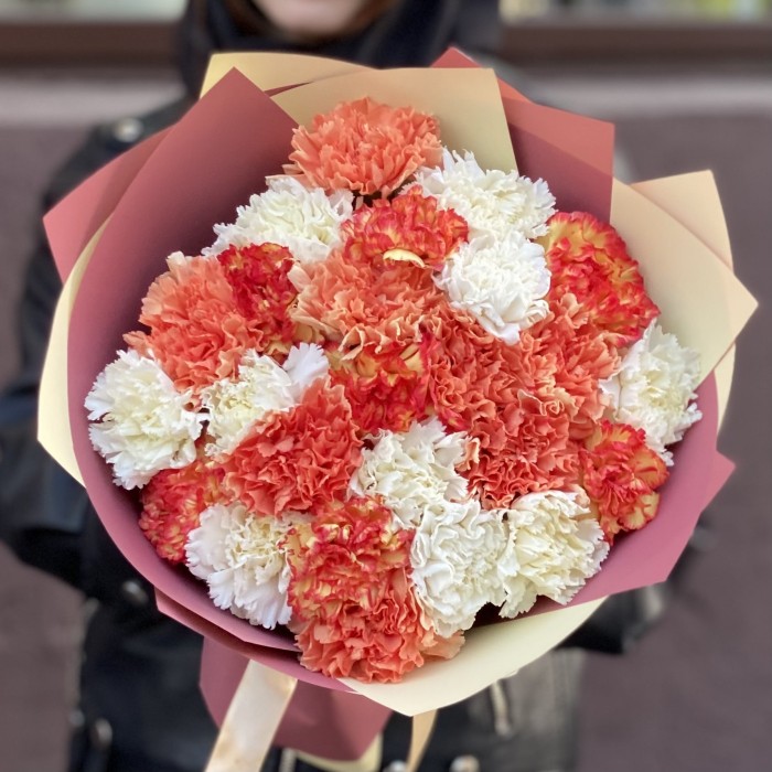 25 белых и оранжевых гвоздик