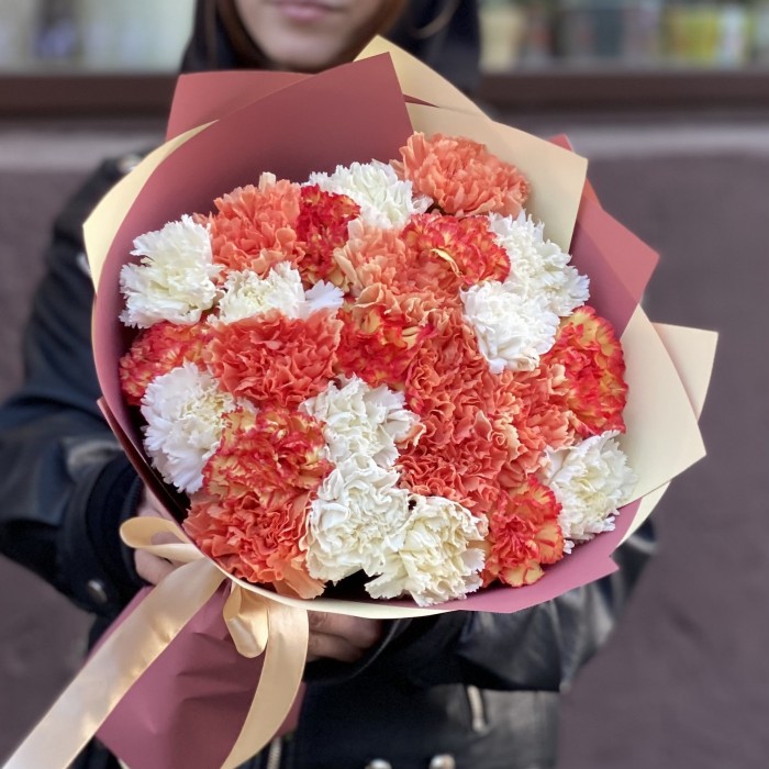 25 белых и оранжевых гвоздик