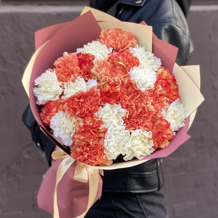 25 белых и оранжевых гвоздик