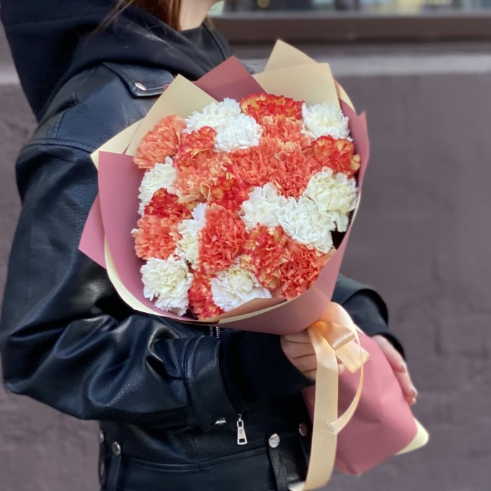 25 белых и оранжевых гвоздик