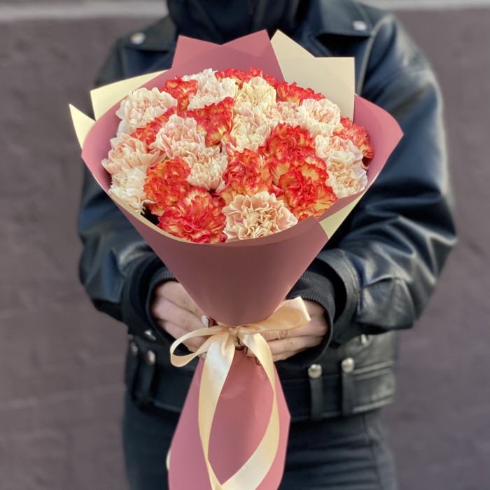25 персиковых и оранжевых гвоздик