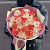 25 персиковых и оранжевых гвоздик