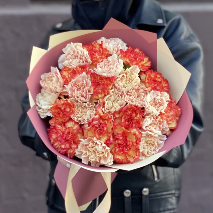 25 персиковых и оранжевых гвоздик