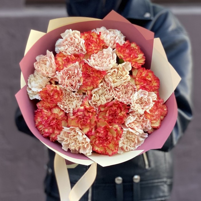 25 персиковых и оранжевых гвоздик