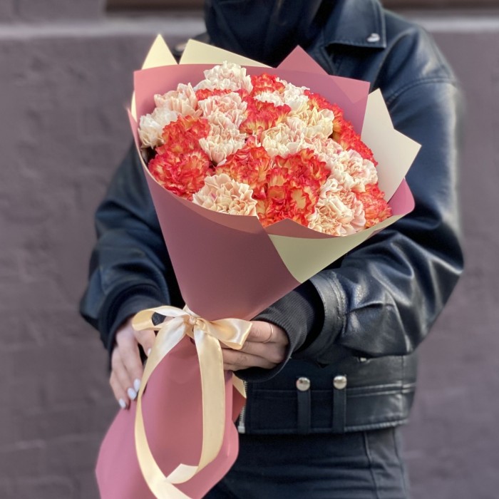 25 персиковых и оранжевых гвоздик