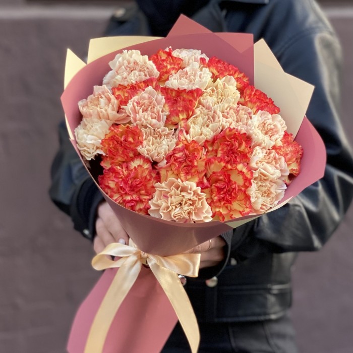 25 персиковых и оранжевых гвоздик