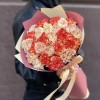 25 персиковых и оранжевых гвоздик