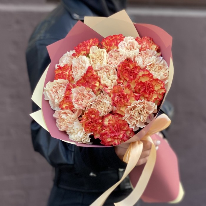 25 персиковых и оранжевых гвоздик