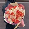 25 персиковых и оранжевых гвоздик