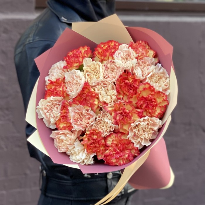 25 персиковых и оранжевых гвоздик