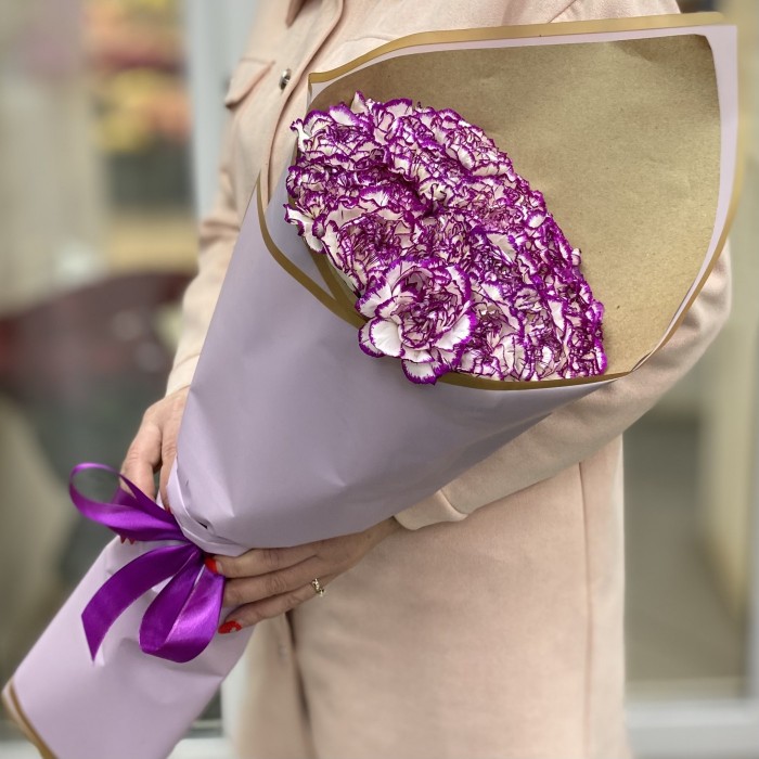 Букет бело-фиолетовых гвоздик