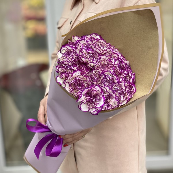 Букет бело-фиолетовых гвоздик