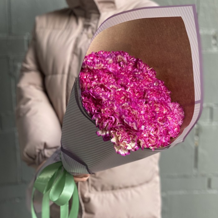 Букет бело-малиновых гвоздик